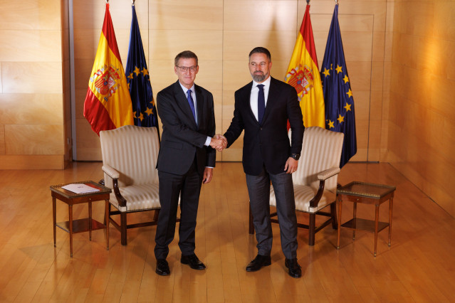 Archivo - El lider del PP, Alberto Núñez Feijóo, y el líder de VOX, Santiago Abascal, se saludan a su llegada a una reunión en el Congreso de los Diputados, a 5 de septiembre de 2023, en Madrid (España).