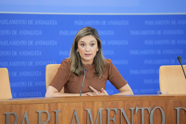 La portavoz del Grupo Parlamentario Socialista, María Márquez, durante la ronda de ruedas de prensa de portavoces de los grupos parlamentarios en el Parlamento de Andalucía. A 25 de junio de 2025, en Sevilla (Andalucía, España).Los portavoces de los grupo