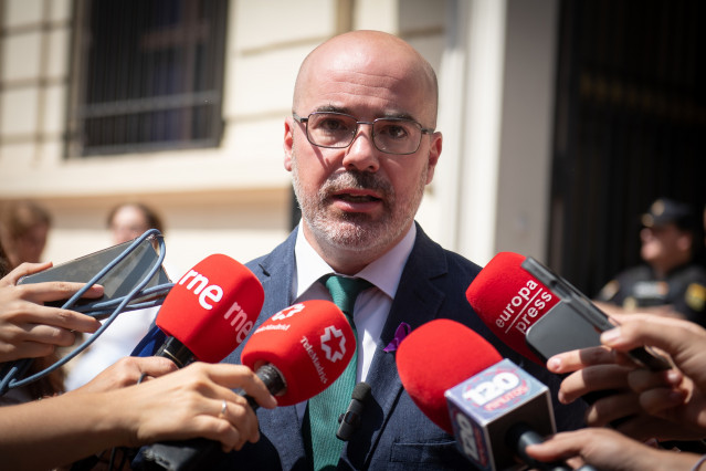 El delegado del Gobierno en la Comunidad de Madrid, Francisco Martín, atiende a los medios de comunicación durante el minuto de silencio por el asesinato de una mujer en Getafe en un caso de violencia de género.