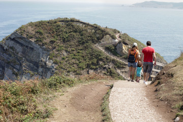 Archivo - Unos turistas realizan la ruta Punta Socastro o ‘O Fuciño do Porco’, a 11 de agosto de 2022, en O Vicedo, Lugo, Galicia (España).