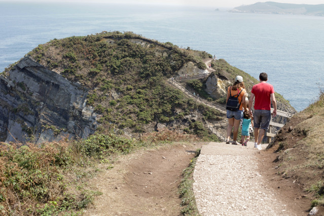 Archivo - Unos turistas realizan la ruta Punta Socastro o ‘O Fuciño do Porco’, a 11 de agosto de 2022, en O Vicedo, Lugo, Galicia (España).