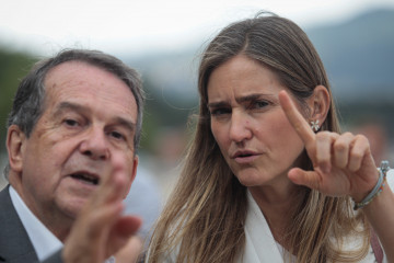 La vicepresidenta tercera del Gobierno y ministra para la Transición Ecológica y el Reto Demográfico, Sara Aagesen, y el alcalde de Vigo, Abel Caballero, durante una visita al sistema dunar de la p