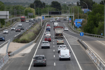 Archivo - Vehículos en una autovía española