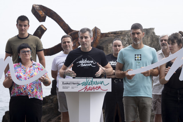 EH Bildu presenta su campaña de verano en el Peine del Viento de San Sebastián