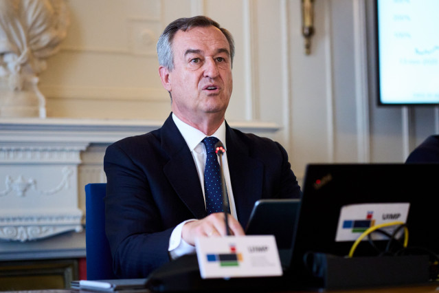 El consejero delegado de Banco Sabadell, César Gónzalez-Bueno, interviene durante la segunda jornada de este año del seminario de APIE en la UIMP, en el Palacio de la Magdalena, a 25 de junio de 2025, en Santander, Cantabria (España).