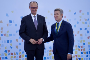 Archivo - El líder del PP, Alberto Núñez Feijóo, y el presidente del CDU alemán, Friedrich Merz, durante el Congreso del Partido Popular Europeo (PPE), en la Feria de Valencia, a 29 de abril de 2