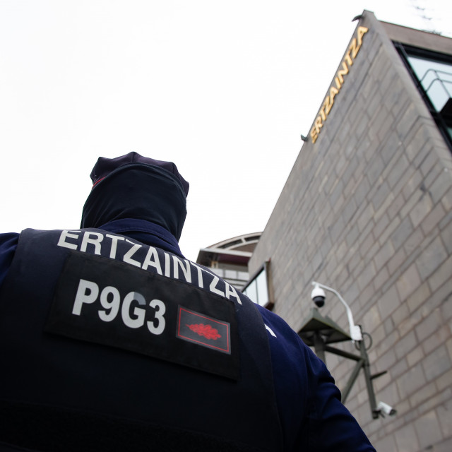 Archivo - Un ertzaintza en una concentración por la muerte de un agente de la Policía Vasca, en San Sebastián, País Vasco (España), a 31 de diciembre de 2020. Todos los sindicatos de la Ertzaintza han convocado a los agentes de la Policía Vasca a concentr