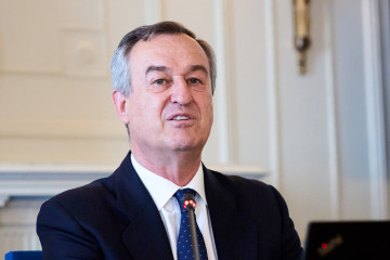 El consejero delegado de Banco Sabadell, César Gónzalez-Bueno, interviene durante la segunda jornada de este año del seminario de APIE en la UIMP, en el Palacio de la Magdalena, a 25 de junio de 20