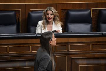 Archivo - La vicepresidenta segunda, Yolanda Díaz observa pasar a la portavoz de Junts en el Congreso, Miriam Nogueras, durante una sesión plenario en el Congreso de los Diputados.