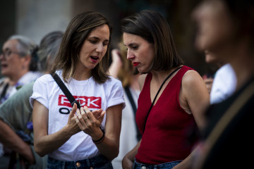 La secretaria general de Podemos, Ione Belarra (i), y la eurodiputada Irene Montero (d), durante la concentración contra el pacto de la OTAN y el aumento del gasto militar frente al ministerio de ext