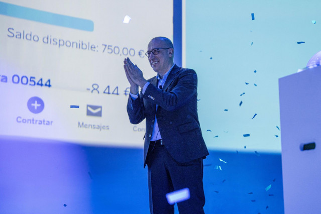 Archivo - El consejero delegado de BBVA, Onur Genç, presenta la nueva 'app' del banco, en el auditorio de Ciudad BBVA. a 20 de mayo de 2025, en Madrid (España). La nueva app de BBVA 2025, disponible para Android e iOS, ofrece una mayor funcionalidad, basa
