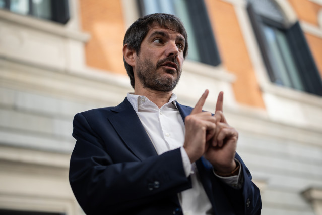 El ministro de Cultura, Ernest Urtasun, tras asistir a una sesión plenaria en el Congreso de los Diputados, a 26 de junio de 2025, en Madrid (España).