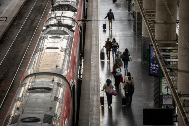 Archivo - Varias personas con maletas en la estación de tren Puerta de Atocha-Almudena Grandes, a 16 de abril de 2025, en Madrid (España).