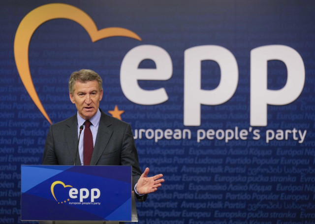 Archivo - El presidente del PP, Alberto Núñez Feijóo, en una comparecencia desde la sede del Partido Popular Europeo en Bruselas, en una imagen de archivo.