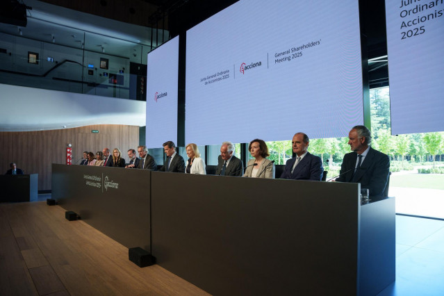 El presidente y CEO de Acciona, José Manuel Entrecanales Domecq (4d), durante la Junta General de Accionistas de Acciona, a 26 de junio de 2025, en Madrid