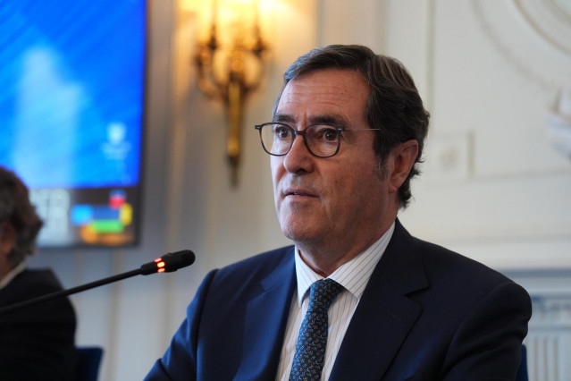 El presidente de la CEOE, Antonio Garamendi, interviene en el XLII Seminario de APIE, en el Palacio de la Magdalena, a 26 de junio de 2025, en Santander, Cantabria (España).