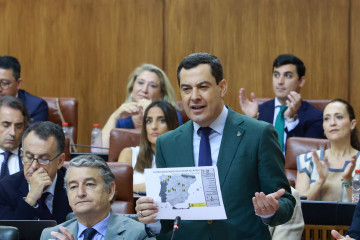 El presidente de la Junta de Andalucía, Juanma Moreno, responde en el Pleno del Parlamento andaluz a la portavoz del Grupo Socialista, María Márquez.