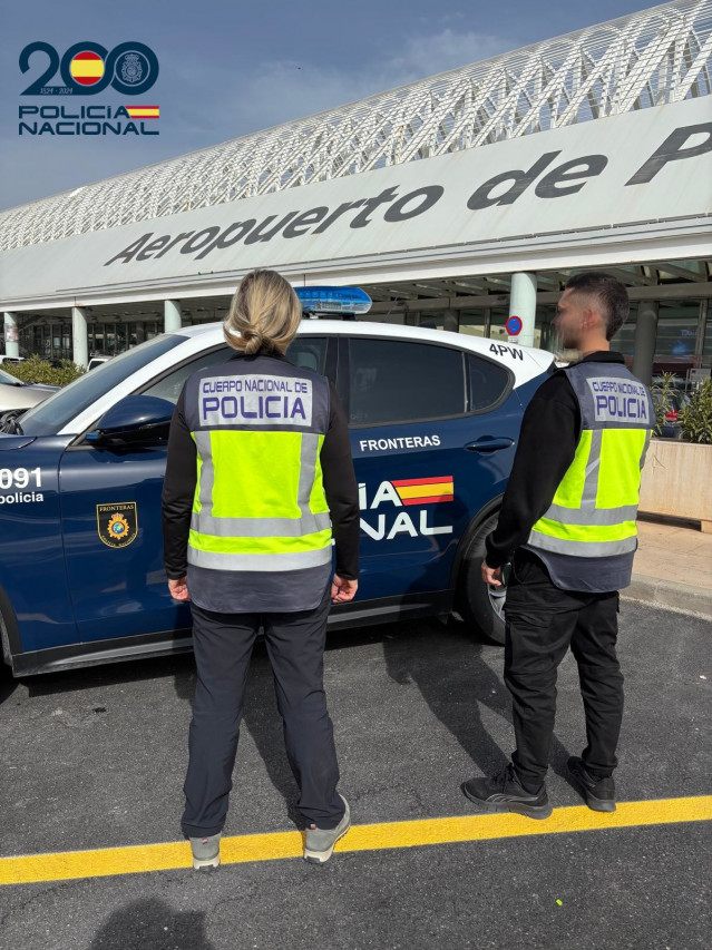 Archivo - Dos agentes de la Policía Nacional en el aeropuerto de Palma.