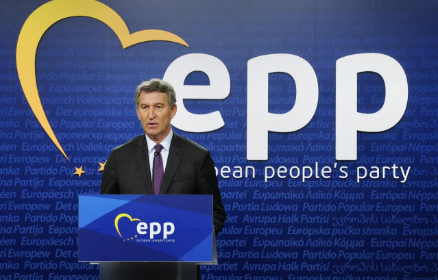 El presidente del PP, Alberto Núñez Feijóo, durante una rueda de prensa, a 26 de junio de 2025, en Bruselas (Bélgica). Durante su comparecencia, Feijóo, ha hablado del aval definitivo del Tribunal Constitucional a la ley de amnistía del ‘procés’.