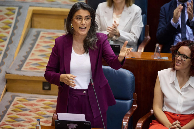 La portavoz de Más Madrid en la Asamblea, Manuela Bergerot, interviene durante una sesión plenaria en la Asamblea de Madrid, a 5 de junio de 2025, en Madrid (España).