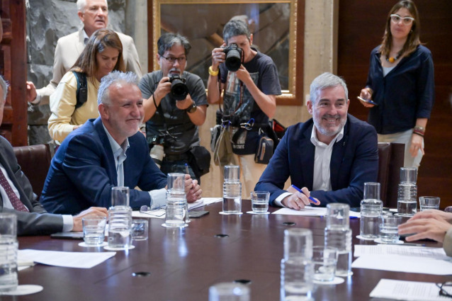 El presidente del Gobierno de Canarias, Fernando Clavijo (d), y el ministro de Política Territorial, Ángel Víctor Torres (i), durante la firma del acuerdo alcanzado entre ambos gobiernos para la derivación de los menores migrantes solicitantes de asilo
