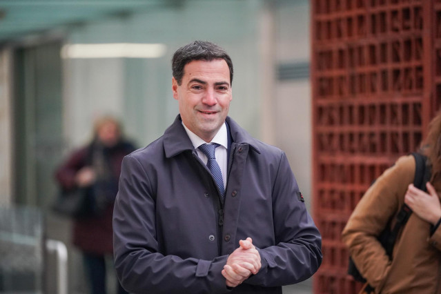 Archivo - El lehendakari, Imanol Pradales, a su llegada al Parlamento Vasco,