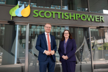 El ministro de Energía del Reino Unido, Michael Shanks y la CEO de SP Energy Networks, Nicola Connelly