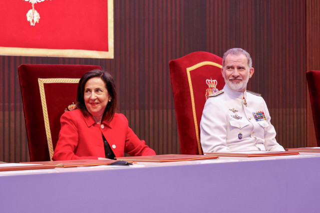 El rey Felipe VI y la ministra de Defensa, Margarita Robles, en la clausura del XXVI Curso de Estado Mayor de las Fuerzas Armadas.