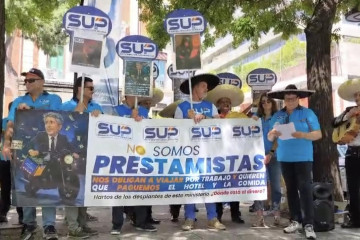 Protesta frente al Ministerio del Interior de miembros del SUP para pedir, junto a mariachis, que se actualicen las dietas de alojamiento de los agentes de la Policía Nacional