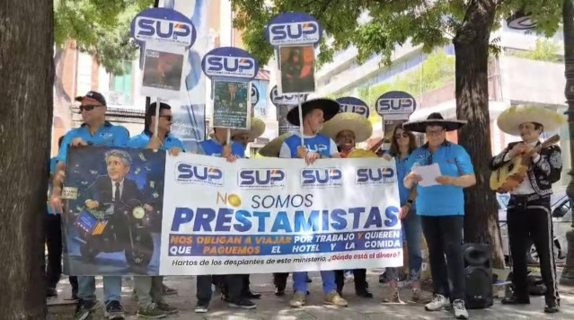 Protesta frente al Ministerio del Interior de miembros del SUP para pedir, junto a mariachis, que se actualicen las dietas de alojamiento de los agentes de la Policía Nacional