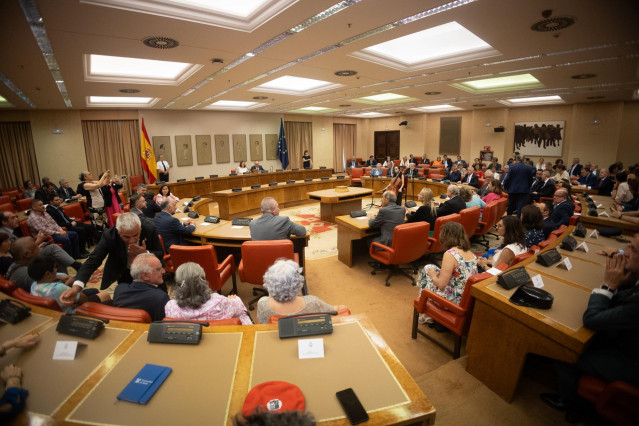 Archivo - La presidenta del Congreso, Francina Armengol, y el presidente de la Fundación Víctimas del Terrorismo, Juan Benito, en el Congreso de los Diputados, a 27 de junio de 2024, en Madrid (España).
