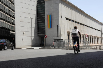 Archivo - El Congreso de los Diputados coloca la bandera LGTBI en el acceso de la esquina de la Carrera de San Jerónimo con la calle Cedaceros