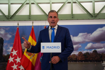 El portavoz de VOX en el Ayuntamiento de Madrid, Javier Ortega Smith, durante una rueda de prensa en un pleno en el Ayuntamiento de Madrid, a 27 de mayo de 2025, en Madrid (España).