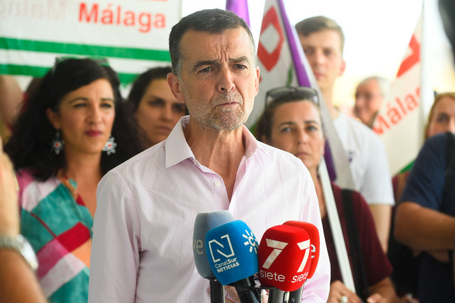 El líder de IU, Antonio Maíllo, atiende a los medios de comunicación en Málaga.