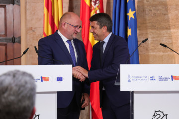 El president de la Generalitat, Carlos Mazón, y el presidente de la Comisión de Recursos Naturales del Comité de las Regiones, Piotr Calbecki.