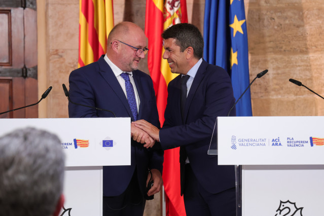 El president de la Generalitat, Carlos Mazón, y el presidente de la Comisión de Recursos Naturales del Comité de las Regiones, Piotr Calbecki.