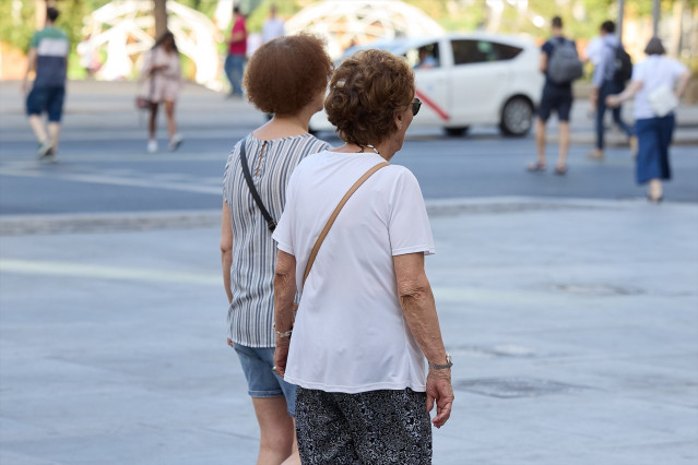 Archivo - Pensionistas paseando por una calle de Madrid