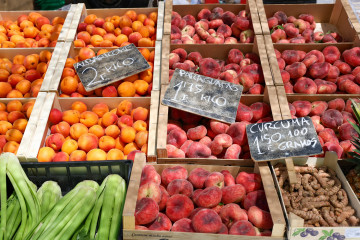 Archivo - Cajas de piezas de frutas en un mercado de la Comunidad de Madrid,