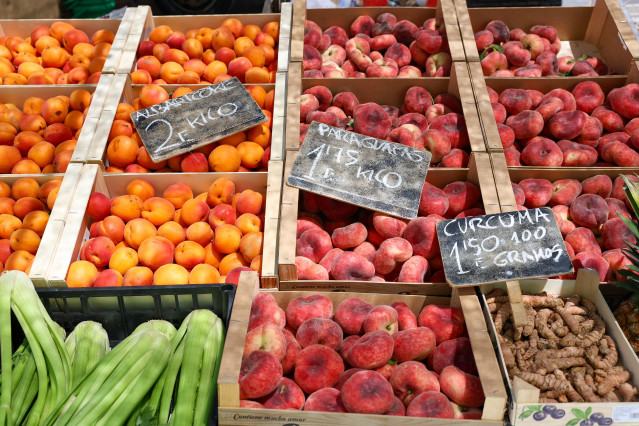 Archivo - Cajas de piezas de frutas en un mercado de la Comunidad de Madrid,