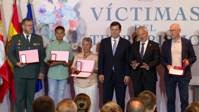 El presidente de la Junta, Alfonso Fernández Mañueco, entrega medallas a Víctimas del Terrorismo