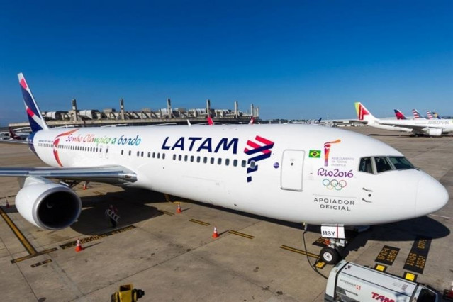 Archivo - Avión de LATAM Airlines.