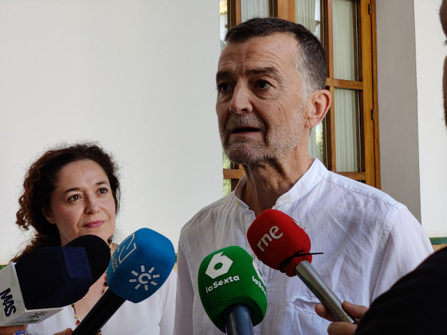 El coordinador federal de IU, Antonio Maíllo, atiende a los medios en el Parlamento andaluz.