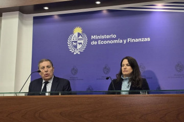 El ministro de Economía y Finanzas de Uruguay, Gabriel Oddone, junto a la asesora principal de la Unidad de Gestión de Deuda, Victoria Buscio.