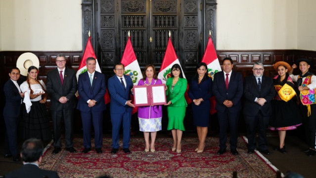 La presidenta de Perú, Dina Boluarte, durante la ceremonia de firma de la Ley General de Turismo.