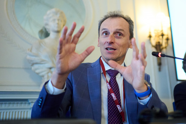 Archivo - El presidente de Hispasat, Pedro Duque, durante la inauguración del curso de verano de la Asociación de Periodistas de Información Económica (APIE) sobre 'El rol de las empresas en la nueva economía', enmarcado en los Cursos de Verano de 2024, e