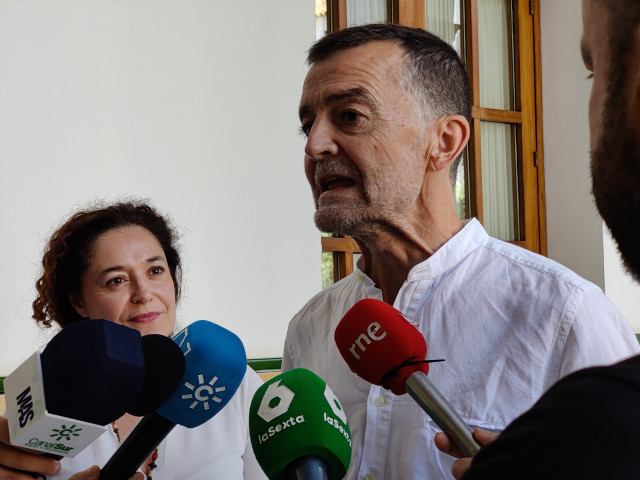 El coordinador federal de IU, Antonio Maíllo, atiende a los medios en el Parlamento andaluz.