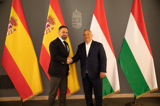 Archivo - El presidente de Vox, Santiago Abascal, con el primer ministro de Hungría, Viktor Orban