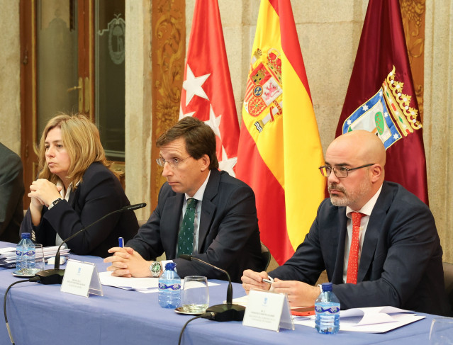 Archivo - (I-D) La vicealcaldesa de Madrid, Inmaculada Sanz; el alcalde de Madrid, José Luis Martínez-Almeida, y el delegado del Gobierno en la Comunidad de Madrid, Francisco Martín, durante el Consejo y la Junta Local de Seguridad de la ciudad, en la Cas