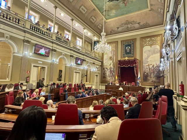 Archivo - Pleno del Parlamento de Canarias