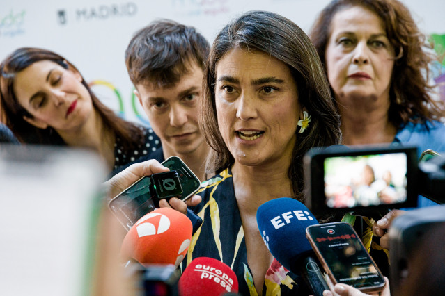 La portavoz de Más Madrid en la Asamblea, Manuela Bergerot, ofrece declaraciones a los medios durante la  presentación de la programación oficial de MADO 2025 (Madrid Orgullo), en el Museo Nacional Thyssen-Bornemisza, a 25 de junio de 2025, en Madrid (Esp